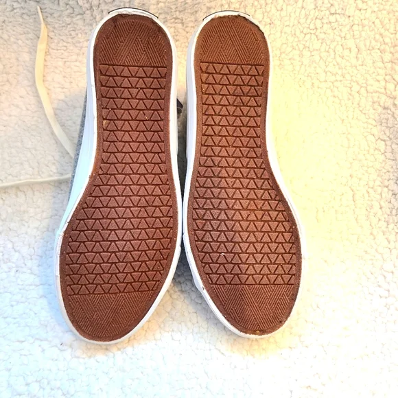 Tommy Bahama - NWT - gray denim look with faux shearling high-top sneake… - Picture 12 of 12